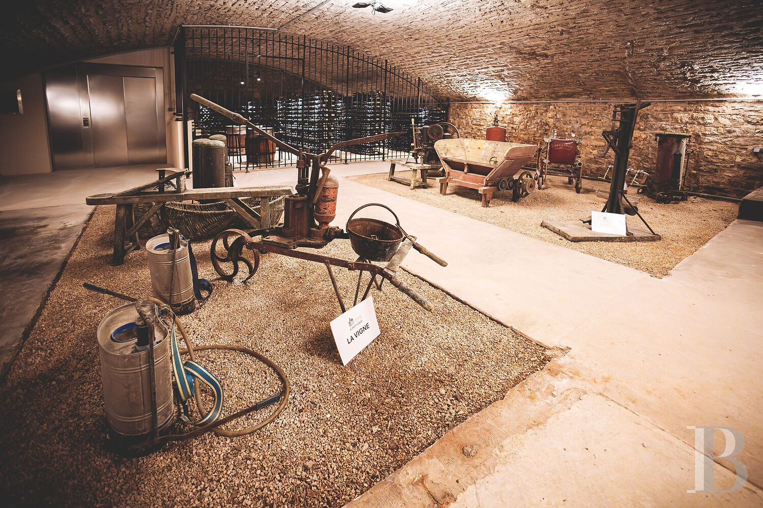 En Bourgogne, à Beaune, un château de la Belle Époque au milieu de ses huit hectares de vignes - photo  n°43